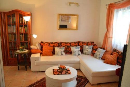 奥瑞比克Guest House Villa Barbara的客厅配有白色沙发和橙色枕头。