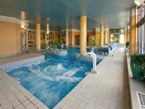 戈里阿什当公园酒店的酒店设有一个波浪壁画的大型游泳池