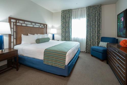 拉斯维加斯塔希提全套房度假酒店的一间设有大床和窗户的酒店客房