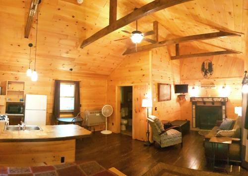 威尔明顿The Wilderness Inn: Chalets的小木屋的厨房和客厅