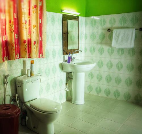 姆贝亚Mbeya Hotel的一间带卫生间和水槽的浴室