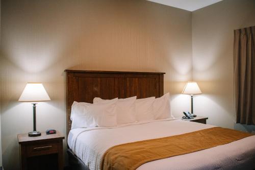 The Lodge at Mauston客房内的一张或多张床位 