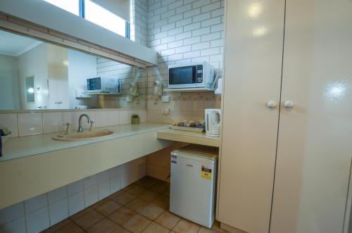 伊丘卡帕德韦耶汽车旅馆的一间带水槽和微波炉的小厨房