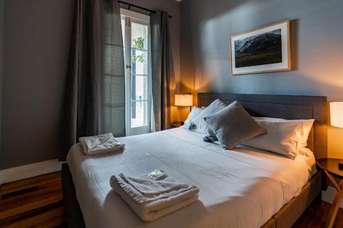 霍巴特塔斯马尼亚宾馆的一间卧室配有一张床,上面有两条毛巾