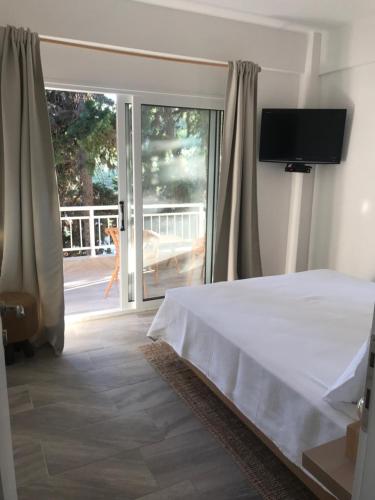 克里皮吉AVRA 1的一间卧室设有一张床,享有阳台的景色