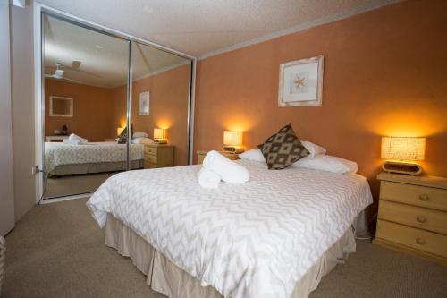亚历山德拉岬角北角度假公寓酒店的配有一张大床和镜子的酒店客房