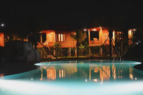 富国Cay Sao Resort的夜间在房子前面的游泳池