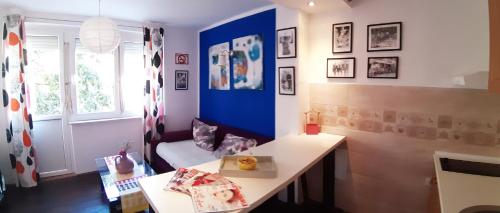 采蒂涅皇家广场公寓的客厅设有蓝色的墙壁和桌子