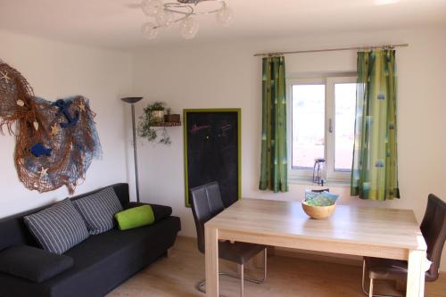 沼泽附近策尔Bauernhof Schink的客厅配有桌子和沙发
