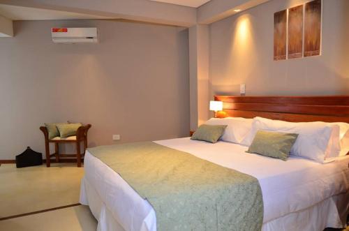 贝拉维斯塔圣伊内斯贝拉维斯特酒店 的卧室配有一张白色大床