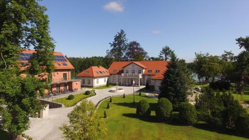 苏尔茨兹诺Leśny Dwór的享有花园房屋的空中景致