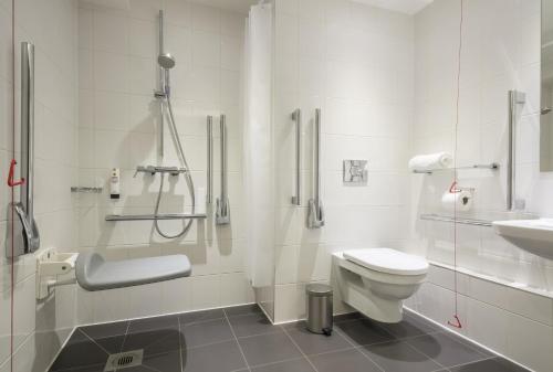伦敦伦敦威斯敏斯特波特A酒店的带淋浴、卫生间和盥洗盆的浴室