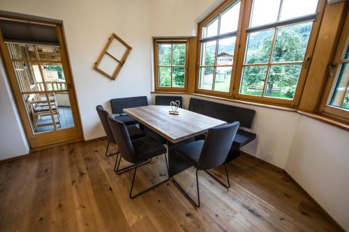 菲伯布伦Leni´s Appartements的一间带木桌和椅子的用餐室