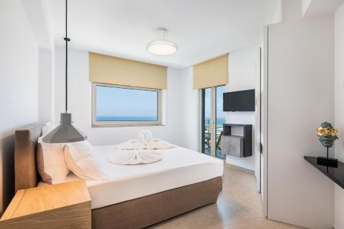 法拉萨纳Magnolia Luxury Apartments的一间卧室设有一张床,享有海景