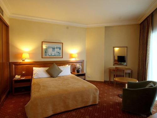 贝鲁特漫步酒店的配有一张床和一张书桌的酒店客房