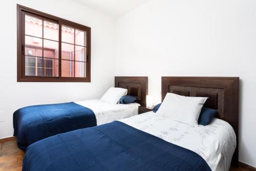 塔科龙特Villa Santa Rosa Tenerife的客房设有两张床和窗户。