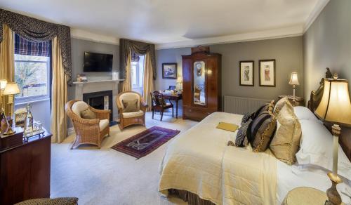 Austwick特拉多克乡村别墅的一间卧室设有一张床和一间客厅。