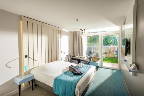 巴拉吕克莱班奥佩拉里亚派斯酒店的酒店客房设有床和客厅。