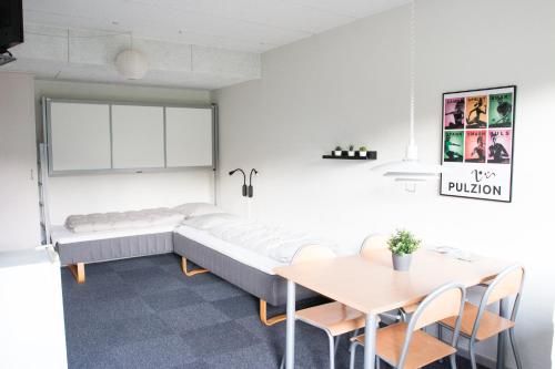 科灵Pulzion - Sportshotel的客厅配有沙发和桌子