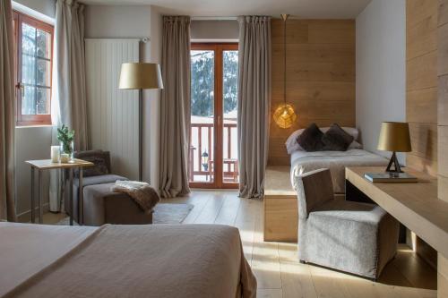 格劳罗伊格安道尔格劳罗奇精品Spa酒店的酒店客房设有两张床和一个阳台。
