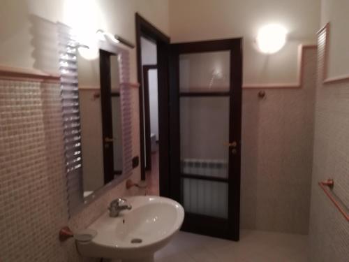 SalemiSEGESTA - New Nouveau Bedding的一间带水槽和镜子的浴室