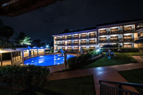 坎帕拉海豚套房酒店的夜间带游泳池的度假村