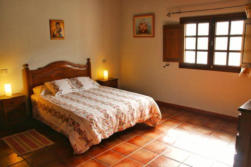 亚伊萨卡萨洛斯艾贾希乡村酒店的一间卧室设有一张床和一个窗口