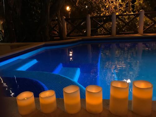 莫雷洛斯港阿马尔酒店的游泳池晚上有蜡烛