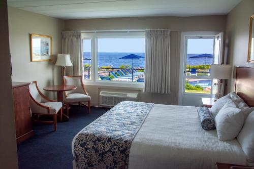 格洛斯特格洛斯特亚特兰蒂斯海滨酒店的酒店客房设有一张床,享有海景。