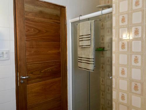圣保罗Pousada Monte Alegre的一间带木门和毛巾的浴室