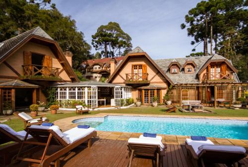 坎波斯杜若尔当佩德拉旅馆的一座带游泳池和房子的庄园