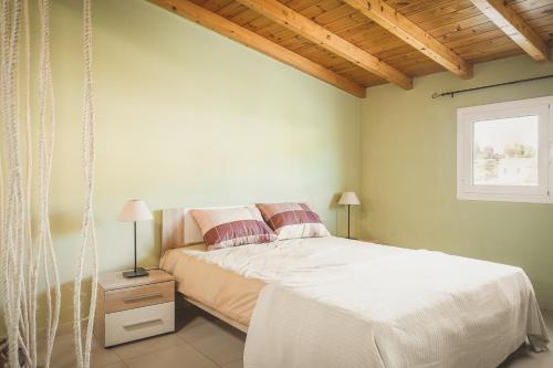 MantoúkionElina's easygoing Apartment的卧室配有秋千床和窗户。