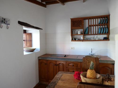 弗龙特拉Casa Rural Los Llanillos的厨房配有水槽和台面