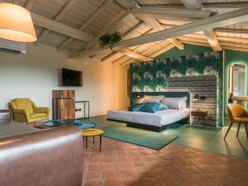 维罗纳Cà Toresele Relais Osteria Garden的一间卧室设有一张床和一间客厅。