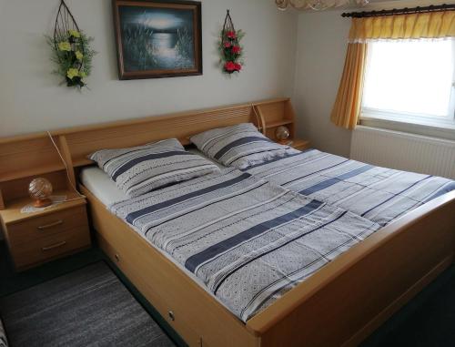 萨斯尼茨Ferienwohnung Fehrmann的卧室内的一张带两个枕头的床