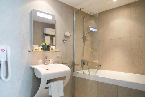 卢贝新城蓝色别墅酒店的一间带水槽和淋浴的浴室