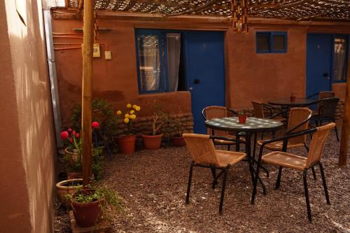 圣佩德罗·德·阿塔卡马提埃拉妈妈旅舍的庭院配有桌椅和植物