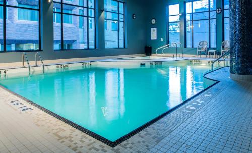 温哥华布鲁酒店的大楼内一个蓝色的大型游泳池