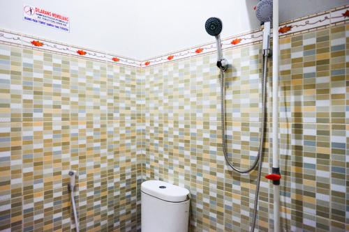 帕卢RedDoorz near Mutiara SIS Al Jufrie Airport Palu的带淋浴和卫生间的浴室