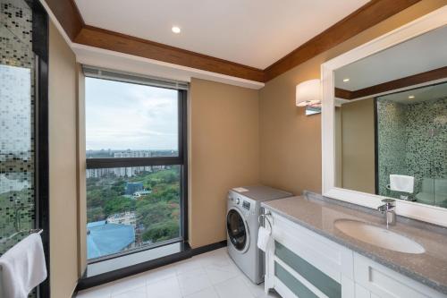 仰光Kantharyar Serviced Apartment的一间带洗衣机和窗户的浴室
