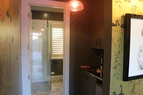 马塔卡纳Luxurious Escape,Matakana的带淋浴的浴室和玻璃门