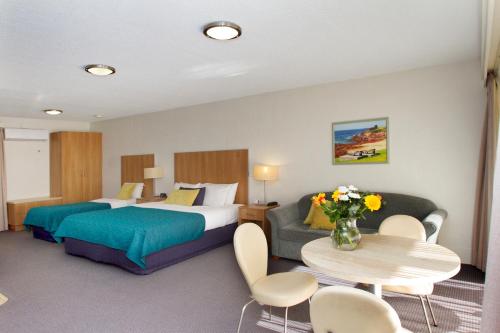 梅林布拉Fairway Motor Inn的酒店客房配有一张床铺和一张桌子。