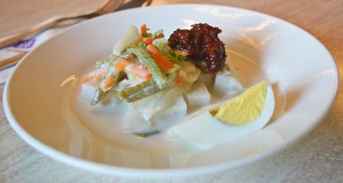 麻坡麻坡商贸酒店的一块带蔬菜和柠檬的食品