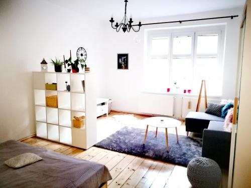 德辛Apartmany Ivana的客厅配有沙发和桌子