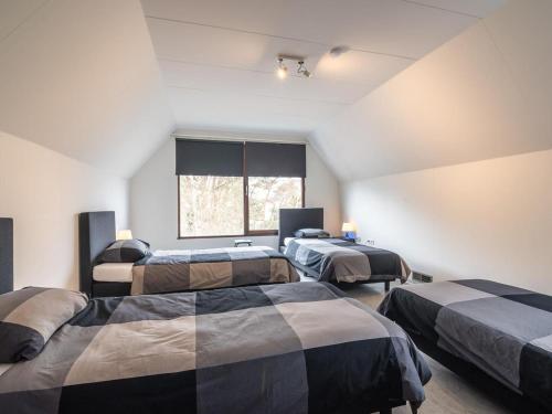 赫斯登-佐尔德尔GT Lounge的带三张床和窗户的客房