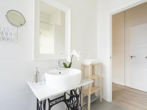 圣克鲁斯-德拉帕尔马El Hotelito 27的白色的浴室设有水槽和镜子