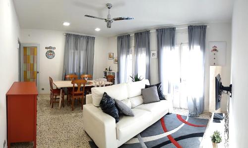 兰卡Piso Familiar en Llançà的客厅配有白色的沙发和桌子