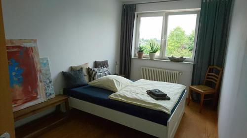 AlfterTausendschön的一间小卧室,配有床和窗户