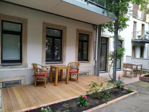 德累斯顿Neustadt - Paradies的房屋内带桌椅的庭院