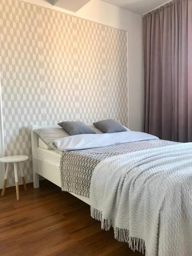 普沃茨克Klimatyczne mieszkanie na Starym Mieście的一间卧室配有一张带 ⁇ 形墙的床